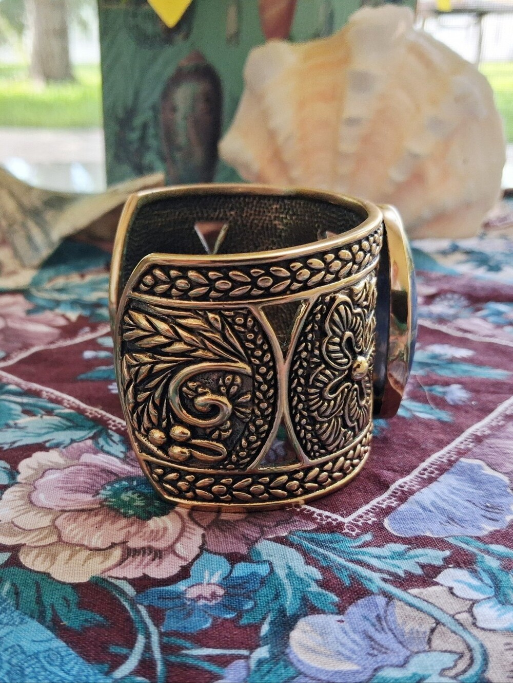 STUDIO BARSE CUFF W/ OVAL GOLD VEINED LAPIS STONE SET IN INTRICATE CARVED BRONZE - Picture 3 of 7